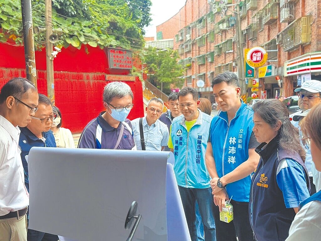 基隆市中山區大慶大城社區自來水管線老舊，國民黨立委林沛祥（右二）19日邀自來水公司會勘，預計端午節過後將施工改善問題。圖／立委林沛祥提供
