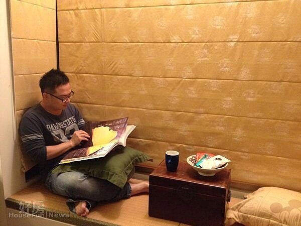 1讀書讀累了,李御榮就會在落地窗前的品茶區小憩。