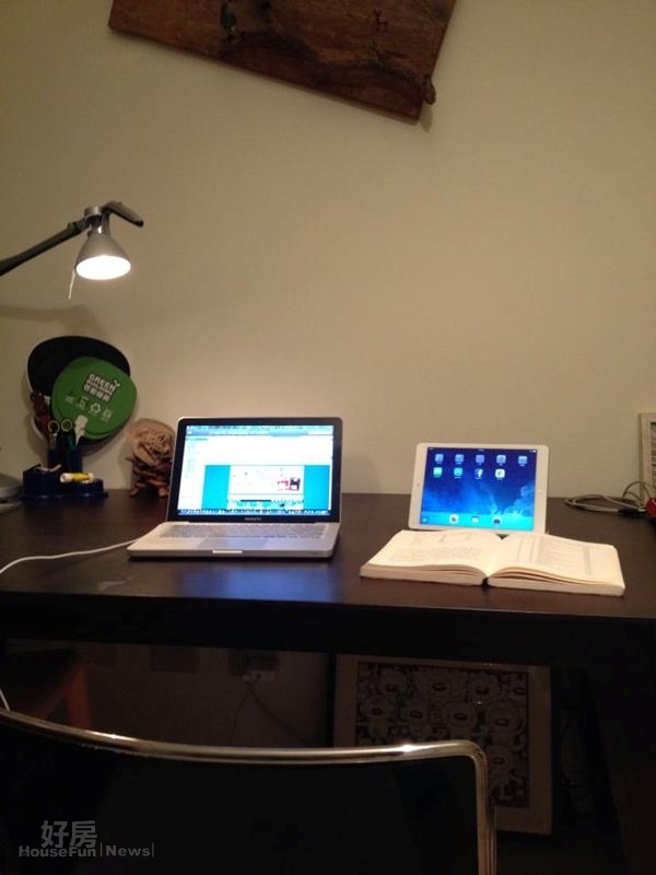 2書桌上有兩台電腦，方便他查詢論文的文獻資料。