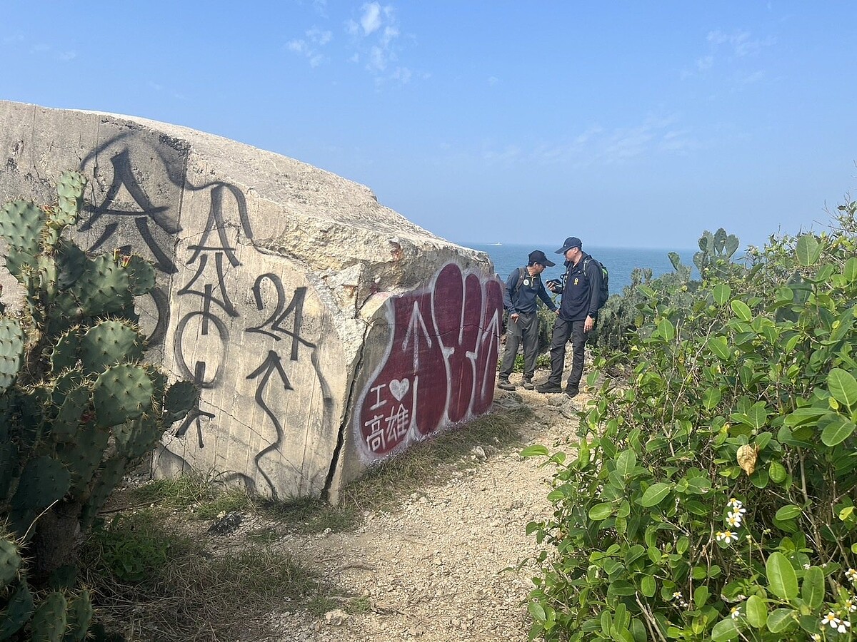 高雄柴山秘境「阿朗壹」步道遭塗鴉,警方在機場逮補塗鴉客。記者巫鴻瑋/翻攝