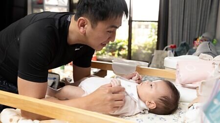 政府釋出「婚育宅」政策,將以補貼金額加碼、申請資格放寬、增加補助項目及優先入住社宅等四大方向,協助青年安心成家、婚育家庭穩居照顧。圖∕本報資料照片