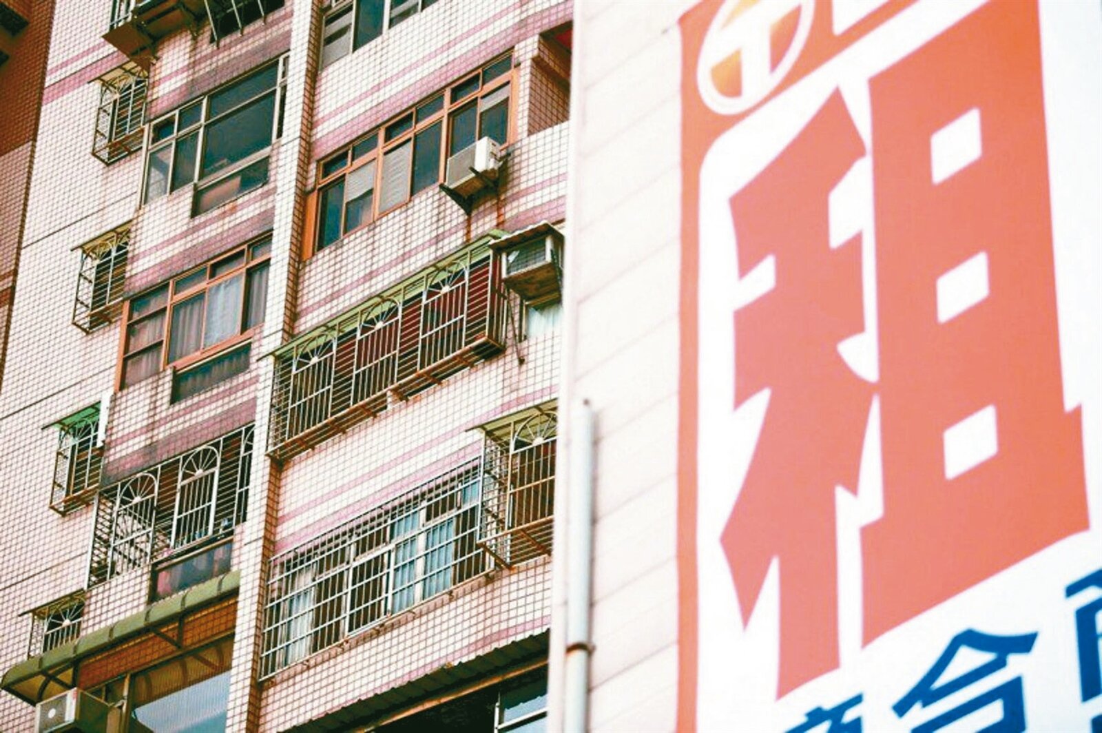 為增加包租代管誘因，北市議會法規委員會昨通過，北市包租代管的房屋稅率，下修至比照最低單一且自住的1％稅率。圖／聯合報系資料照片 