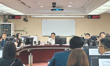 
台北市議會法規會14日審查「社會住宅興辦及公益出租人出租房屋減免地價稅、房屋稅自治條例」修正案。（丁上程攝）

