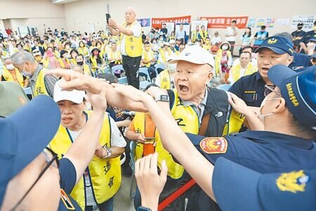 台北市政府14日舉行第二場社子島徵收公聽會,社子島自救會成員與社子島促進會成員爆發多次口角。(杜宜諳攝)