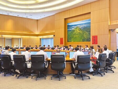 
新北市長侯友宜14日主持市政會議，衛生局以「新北孕育寶，母嬰全照護」為題專題報告。（柯毓庭攝）
