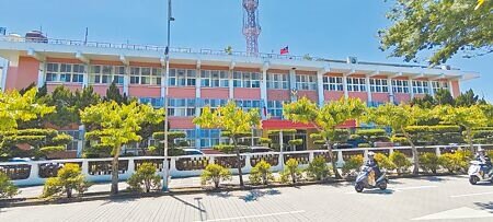 苗栗縣警局新建大樓工程案,歷經2任縣長及5任縣警局長的努力下,14日終於獲得內政部正式核定,全案總經費達14億84萬元,其中中央補助11億4200萬元,苗栗縣政府自籌2億5884萬元,規畫興建地下1層、地上5層。(謝明俊攝)