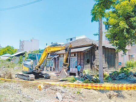 雲林縣北港鎮北辰國小日式校長宿舍閒置20餘年,淪為垃圾丟置點,14日展開修復。(張朝欣攝)
