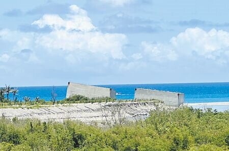 
位於台東縣卑南溪出海口，用於富岡漁港港堤防災修工程的2座大沉箱6年來仍為待拖狀態，台東多名縣議員14日為此質詢台東縣政府農業處。（蔡旻妤攝）
