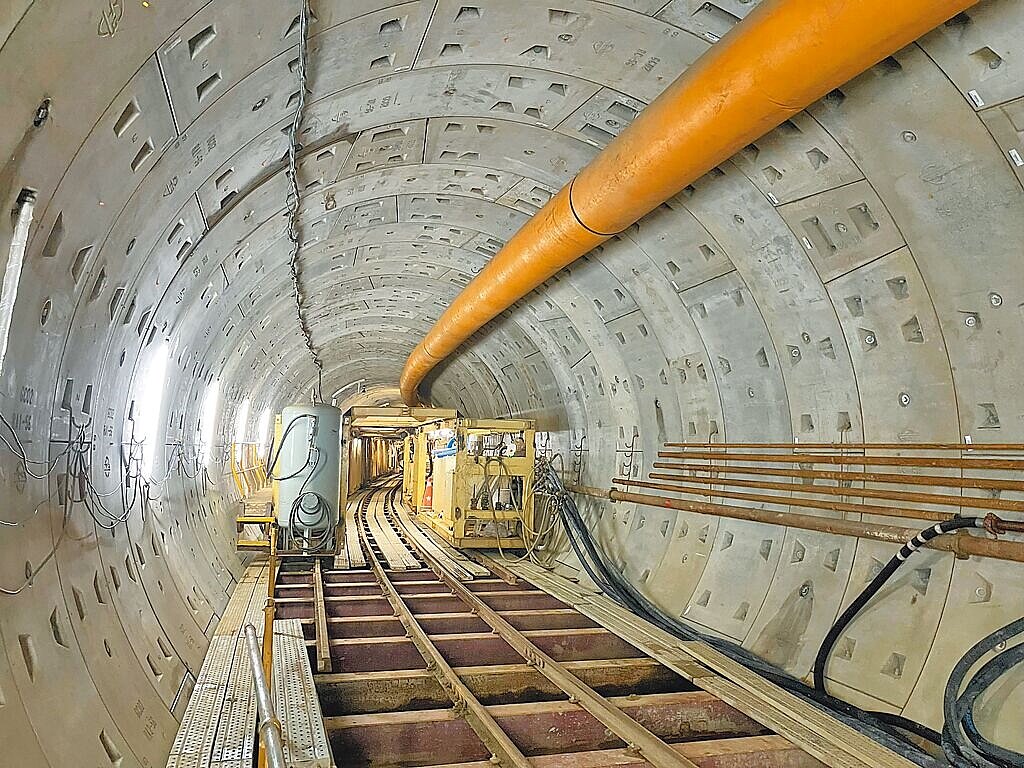 桃園市八德區第2條潛盾隧道成功貫通,象徵桃園捷運綠線建設邁入新里程,朝2030年全線通車目標穩健前進。(桃園市捷工局提供/姜霏桃園傳真)