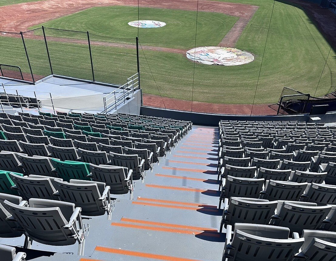 亞太國際棒球訓練中心成棒主球場，被指觀眾席階梯無配置防滑條，已完成改善。圖／南市體育局提供