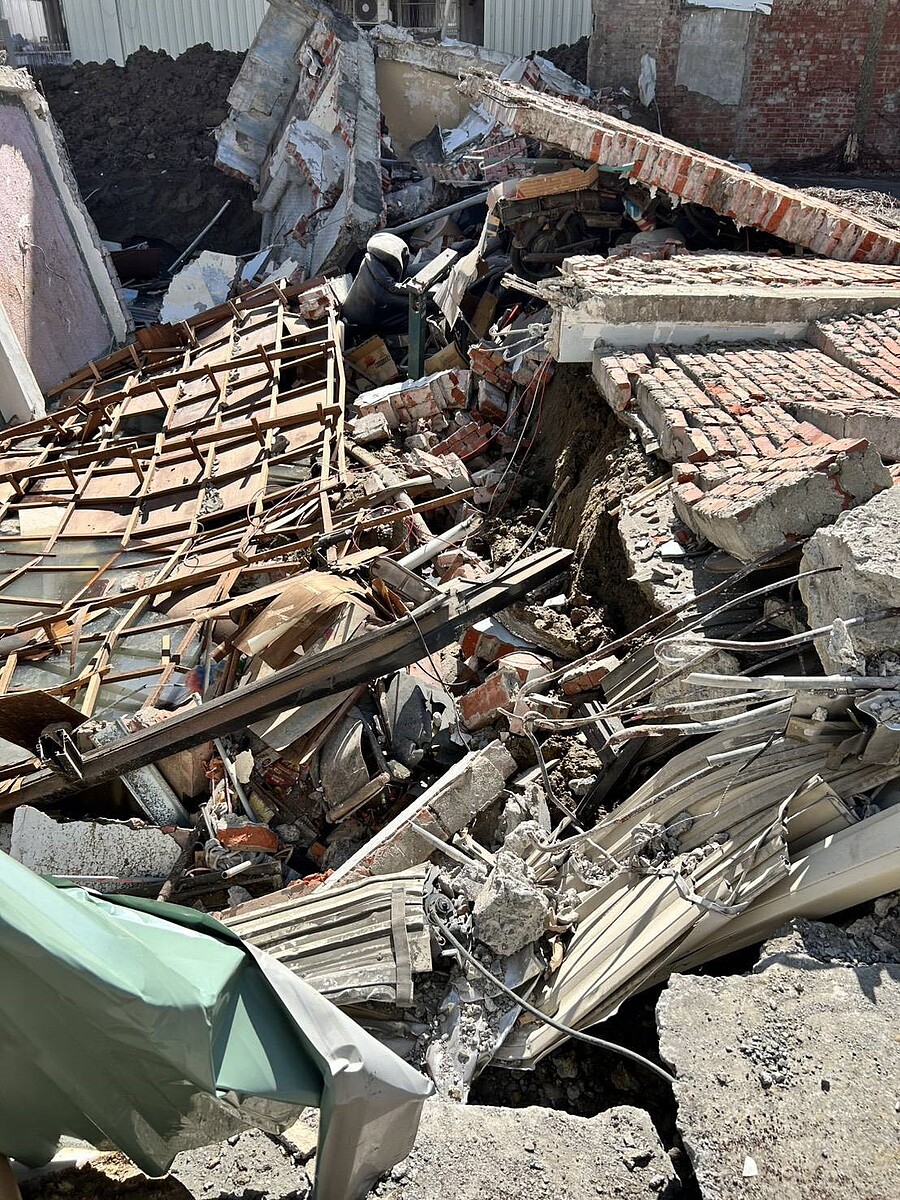 疑隔壁工地挖地基不慎,台南新營一棟3層樓透天厝瞬間倒塌。圖/讀者提供