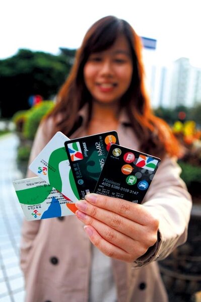 　消費旺季到，悠遊卡與各家信用卡推出刷卡禮。圖/本報資料照片 