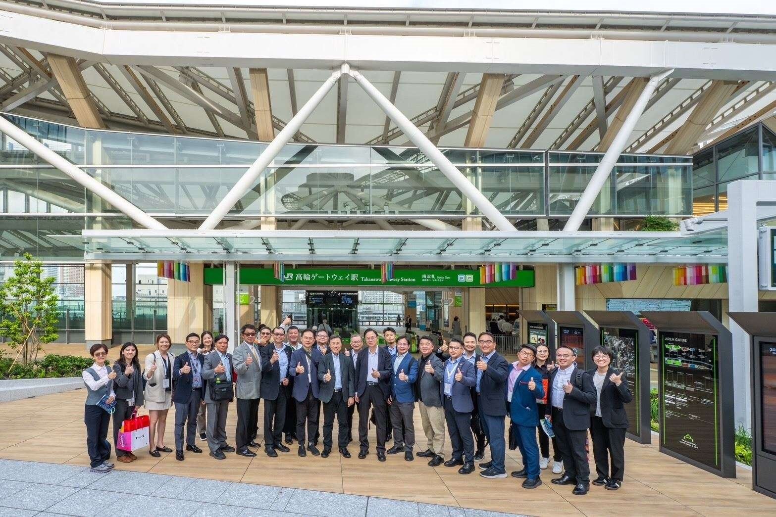 桃園市長張善政率市府考察團與台灣軌道經濟發展協會理事長張政源一行前往高輪Gateway站考察。圖:市府提供