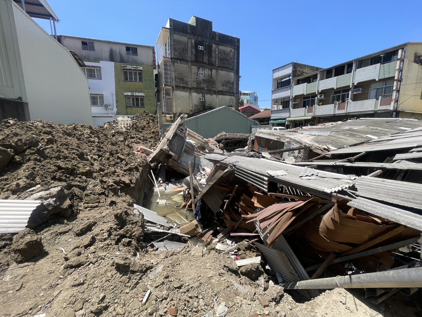 台南新營仁愛路一處私人土地預計興建5層樓建物，近期正進行基礎工程施工打地基，但因擋土設施不夠完善，昨傍晚6點多，工地旁一棟3層樓透天厝受到影響，「ㄅㄧㄤˋ！」一聲突然倒塌，嚇壞附近居民，工務局獲報今早會勘，已勒令該工地停工調查，並依法開罰9萬元。記者萬于甄／攝影 