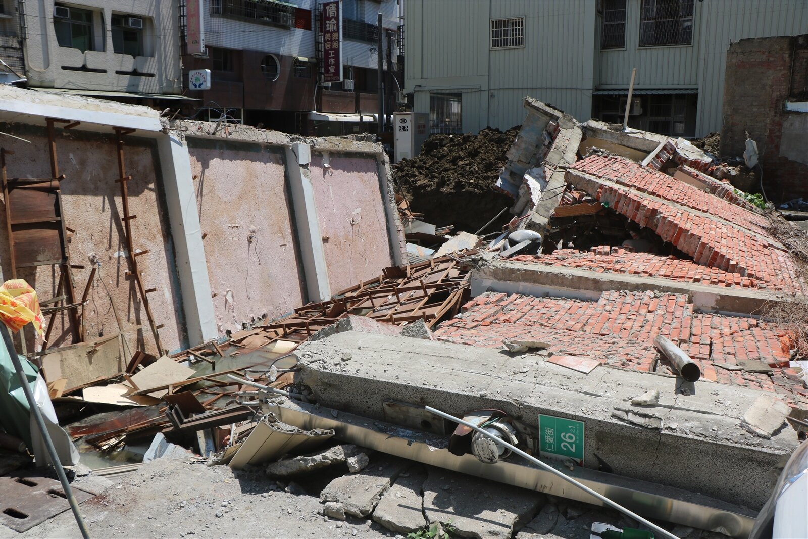 台南新營仁愛路一處私人土地預計興建5層樓建物，近期正進行基礎工程施工打地基，但因擋土設施不夠完善，昨傍晚6點多，工地旁一棟3層樓透天厝受到影響，「ㄅㄧㄤˋ！」一聲突然倒塌，嚇壞附近居民，工務局獲報今早會勘，已勒令該工地停工調查，並依法開罰9萬元。記者萬于甄／攝影 