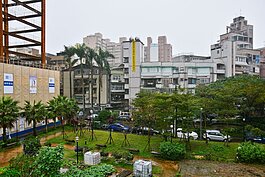 羅斯福路三段綠地，民眾因不滿建商將綠地改建大樓，掛起布條抗議；但這也只是一場美麗的誤會，因為＂美麗的力量＂讓民眾誤以為＂假公園＂是＂真公園＂。(好房News記者 陳韋帆／攝影)