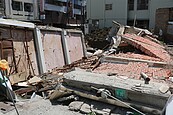 台南新營建地開挖竟害3層鄰房倒塌　工務局勒令停工、開罰9萬