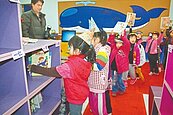 海洋風圖書館落成　利澤國小師生　送新書入方舟