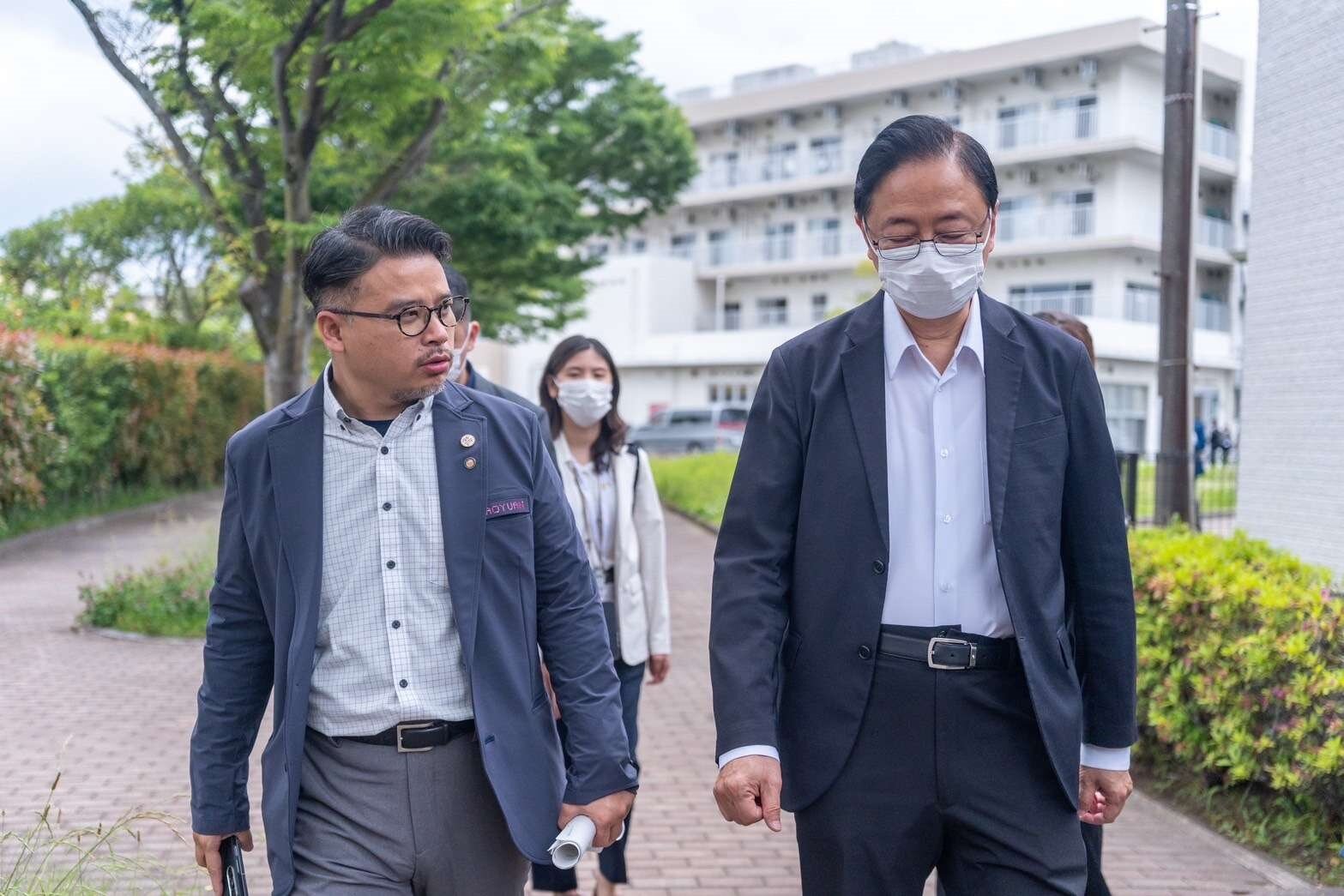 桃園市長張善政與都市發展局長江南志就日本社宅推動交換意見。圖:市府提供