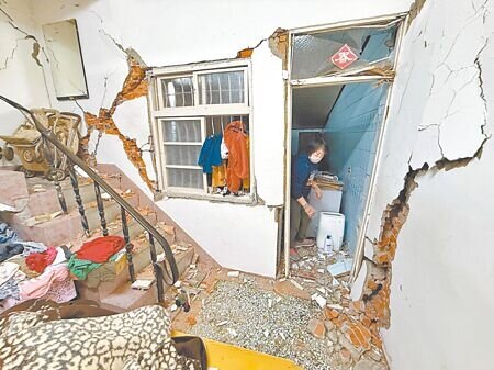 金管會預告住宅地震險7月1日之後可以理賠臨時住宿費。圖為0121大埔地震震毀台南楠西住宅。(本報資料照片)