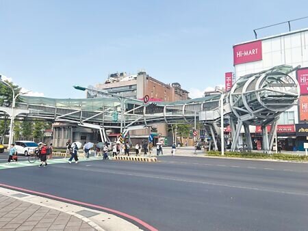 
新北市板橋區公所15日辦理府中遊龍陸橋拆除評估會勘，市府與地方民意達成拆除共識。（王揚傑攝）
