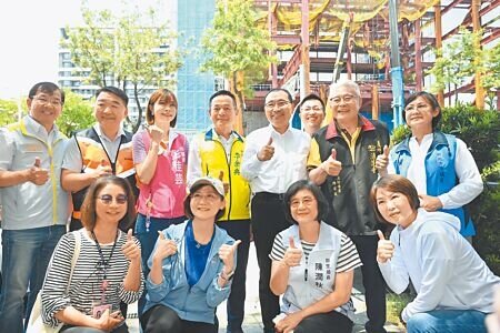 新北市蘆洲湧蓮寺捐贈新北市府6.6億元經費合作興建公益大樓,新北市長侯友宜(後排左五)15日前往視察關心工程進度,期許在2026年10月如期竣工。(柯毓庭攝)