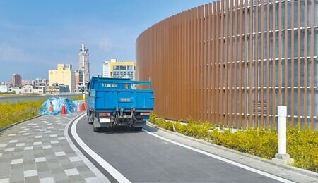 高雄車站天棚自行車道有部分工程尚未完工,施工單位在未封閉出入口的情況下,直接開小貨車上天棚。(紀爰攝)