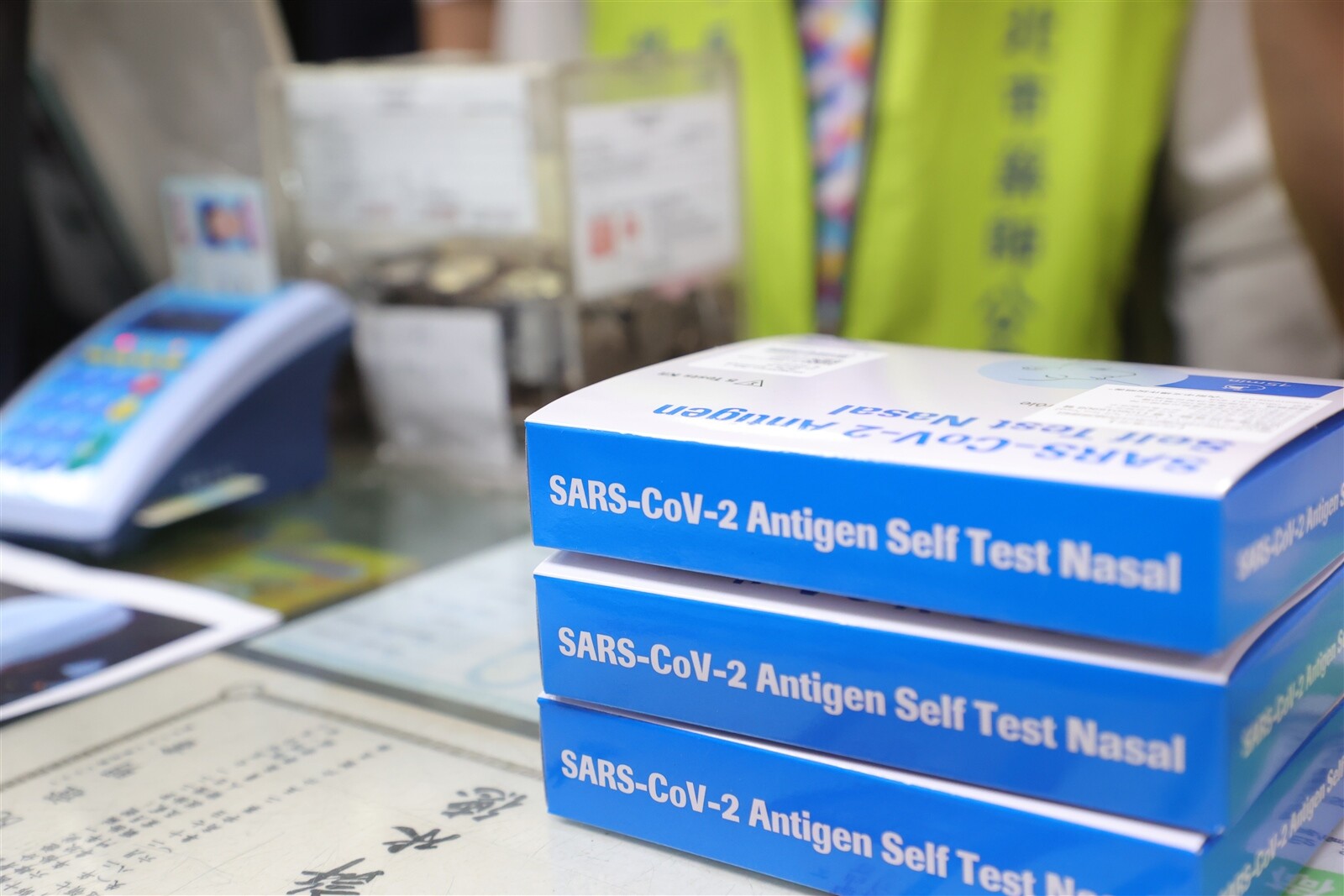 衛福部食藥署、疾管署昨天緊急開會應對，同時盤點目前國內庫存，截至上周家用快篩庫存為5萬劑，已請國內廠商增產。圖為快篩示意圖。 本報資料照 