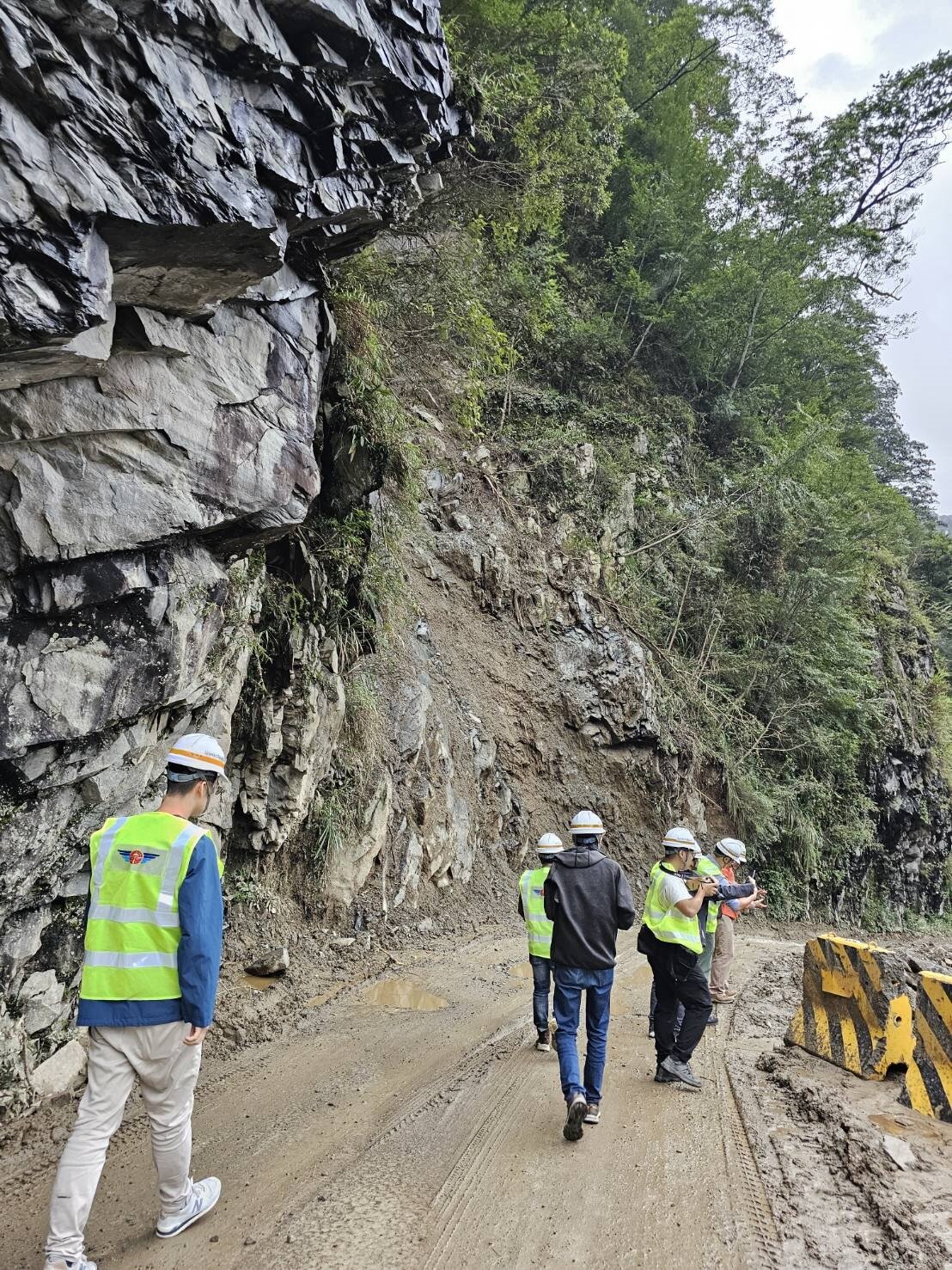 中橫便道常因地震和大雨，造成坍方和落石，交通受阻。本報資料照片 