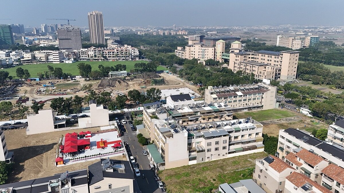 高雄大學特定區新建案不斷推出,人口已經突破2萬人,地方爭取籌設國中,方便學生就近升學。圖/聯合報記者徐白櫻翻攝
