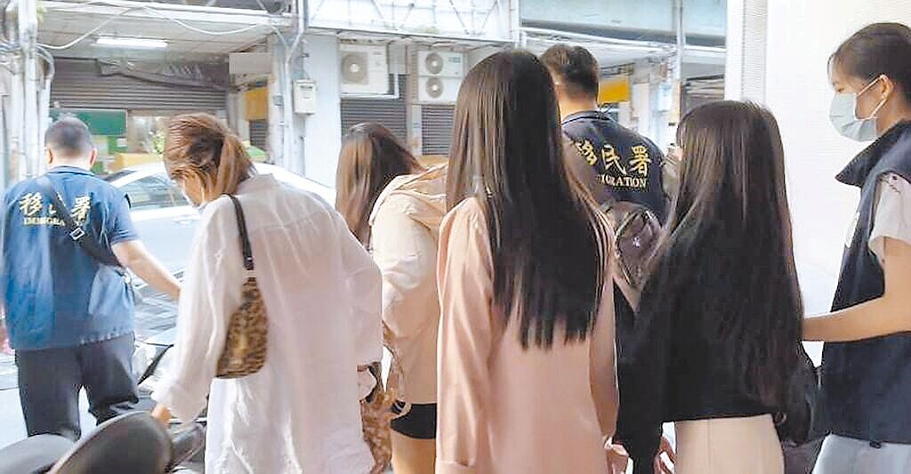移民署聯合警方破獲台中公園附近的一處跨國應召站,服務小姐全是泰籍女子。(移民署台中專勤隊提供/寶智華台中傳真)