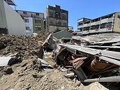 台南私人建地開挖　3層樓鄰宅瞬間倒塌