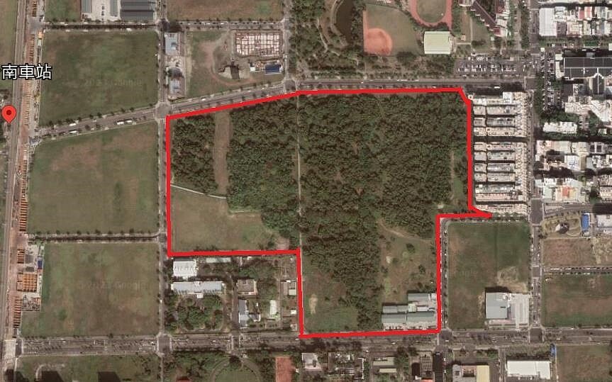 台南市東區「小巨蛋」基地,鄰近未來鐵路地下化後新增的南台南車站,議員昨質詢提醒要做好串聯規畫。圖/台南市財稅局提供