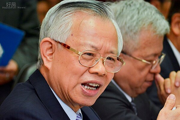 央行總裁彭淮南(左)27日宣布利率不變。(好房News記者 陳韋帆/攝影)