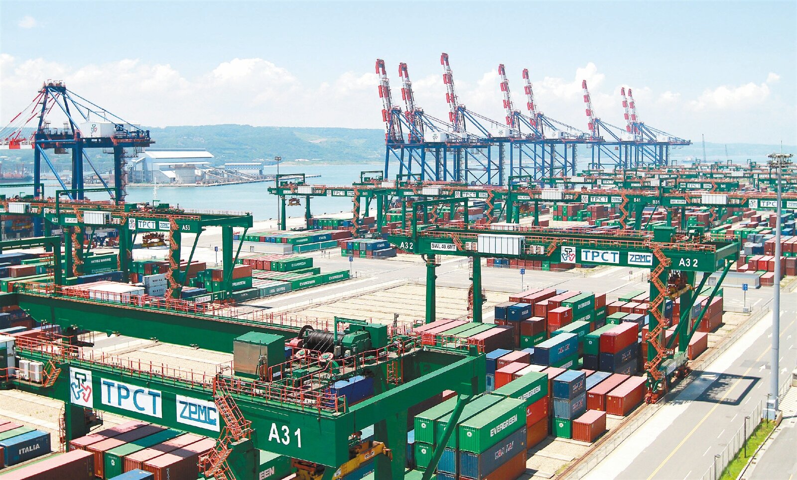 行政院昨天端出自由經濟示範區特別條例草案,做為突破「悶經濟」的良方之一。圖為台北港作業情形。 圖/本報資料照片