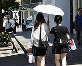 高溫炎熱紫外線恐「危險」等級　端午連假前可能迎首波典型梅雨鋒面