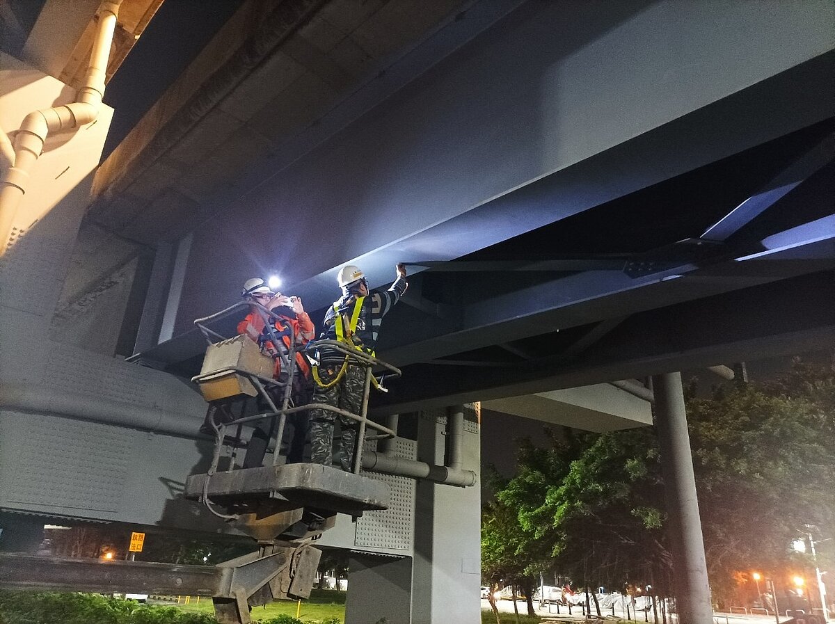 辦理新北環快高架橋油漆工程，養工處自即日起至7月28日止，夜間分階段封閉三重區環河南路橋下單向平面道路。圖／新北市政府工務局提供