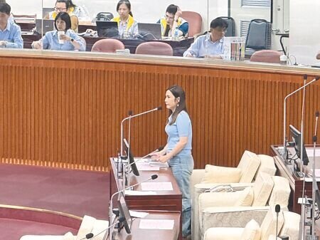 台北市政府研擬試辦不需停車樁的「電子圍籬式」共享電動輔助自行車,議員柳采葳22日在議會交通部門質詢時憂心將加劇停車亂象。(徐佑昇攝)