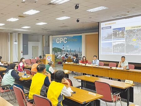
台積電22日舉辦高雄P4、P5廠環境影響說明書施工前公開說明會，並與當地居民意見交流。（洪浩軒攝）
