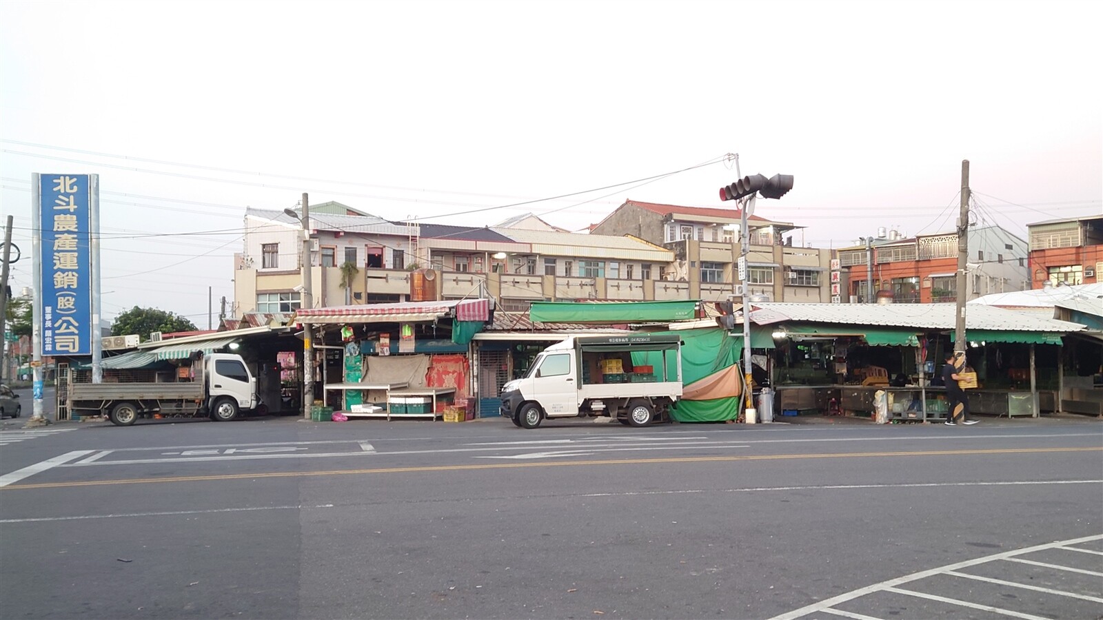 彰化縣北斗攤販市場老舊，鎮公所擬改建為新市場大樓，因土地是8鄉鎮共有，正洽談其他鄉鎮買回 。記者簡慧珍／攝影 