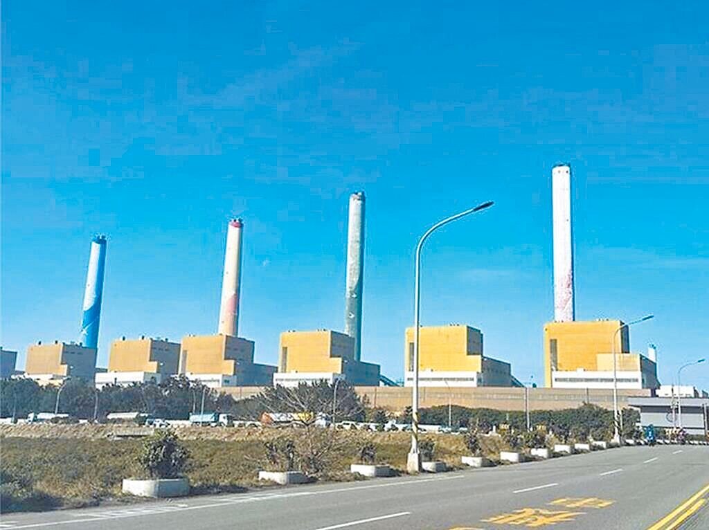 核三廠於5月17日深夜除役,象徵台灣正式邁入「非核家園」時代。然而,環團才剛歡呼「告別核電」,迎來的卻是火力全開的「火燒島」現實。圖/總統府提供