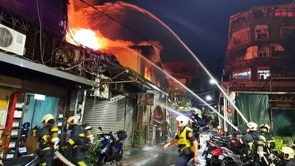 台北華西街發生大火,消防隊派員滅火,五間攤商遭焚燬。記者廖炳棋/翻攝