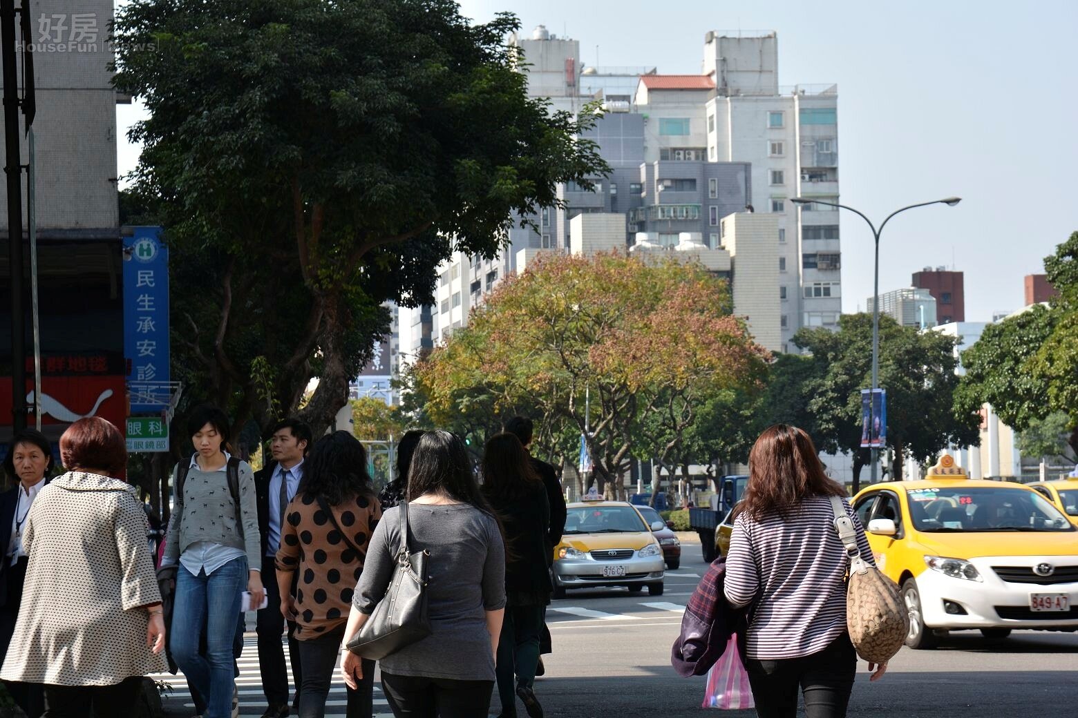 復興北路與民生東路商辦區人潮街景。(好房News記者 陳韋帆/攝影)