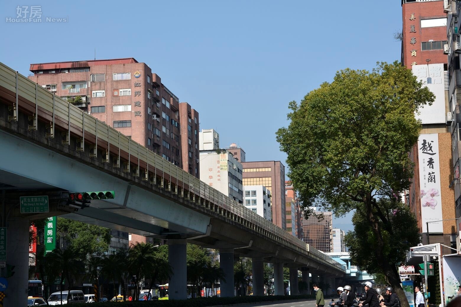 復興北路捷運街景,老商辦大樓群聚。(好房News記者 陳韋帆/攝影)