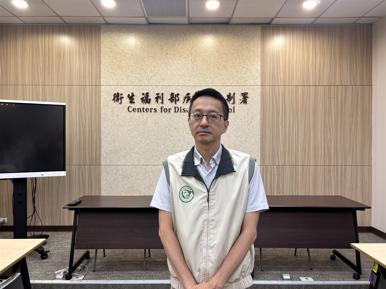 疾管署發言人羅一鈞說明新冠疫苗接種狀況,以及口服藥使用狀況。記者李青縈/攝影