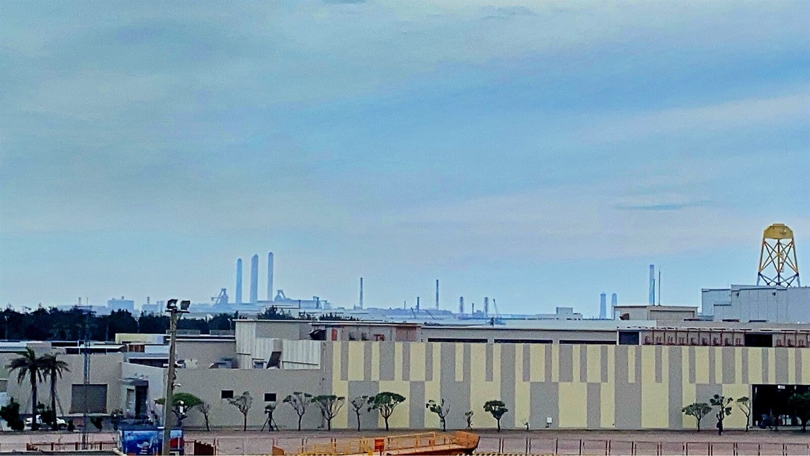 台中市海線地區目前天氣晴朗，但沙鹿區居民卻收到台灣電力公司（非限電）停電通知單公告停電，質疑台電就是缺電。記者黑中亮／攝影 