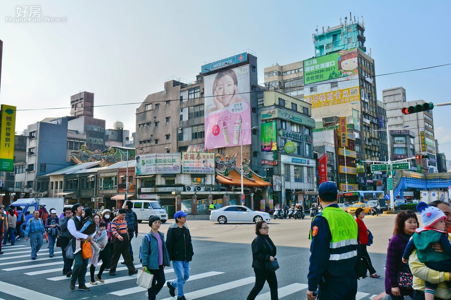 基隆火車站商圈人潮街景。(好房News記者 陳韋帆/攝影)