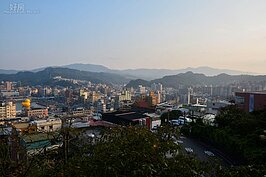 三面環山的雞籠，擁有渾然天成的山景宅條件。但須注意的是，若有意追求浪漫，在這浪漫的雞籠港都定居，須注意自己購買的是順向坡或逆向坡，所以當看中了某間房子時，不妨透過專業房仲業者詢問，避免購買到有危險性的房屋。（圖文／好房News記者 陳韋帆）