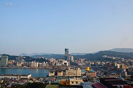 在基隆山上享受藍天、大海的風景別具一番風味，陣陣的海風吹過，是夏日假日遊玩的絕佳選擇。（圖文／好房News記者 陳韋帆）