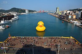 基隆黃色小鴨帶來大量觀光人潮,我們可見小鴨前全都是人潮，右手邊的基隆住宅區與商業大樓，與左邊的山景、中間的海景連成一線，交織成美麗的圖畫。（圖文／好房News記者 陳韋帆）